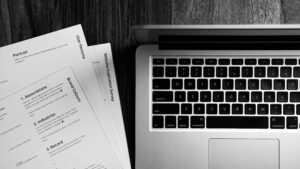 Best expense tracking tool for freelancers displayed on a laptop with receipts on a desk in 2026