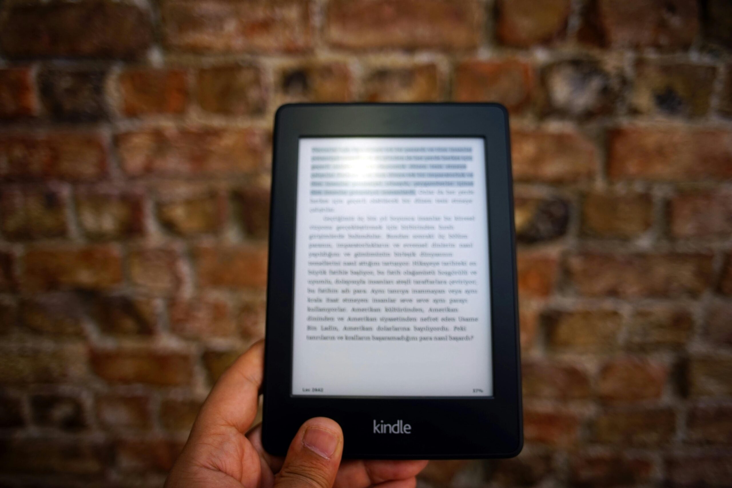 Kindle Paperwhite Signature Edition e-reader with adjustable warm light and wireless charging for comfortable reading